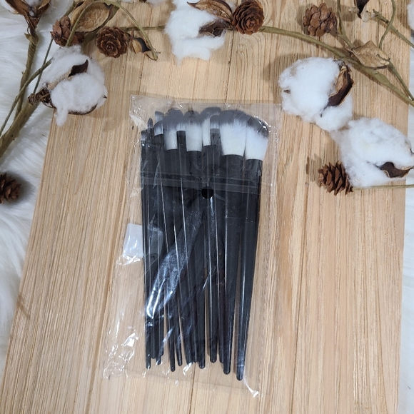 ๐๐HOST PICK๐๐NEW๐๐ 13PC BLACK AND WHITE Soft and Fluffy Makeup Brush Set - Picture 12 of 15